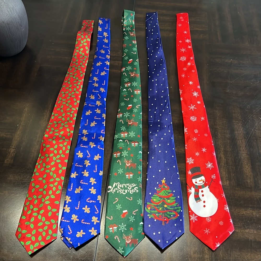 NWOT. Men’s Christmas ties. (5)